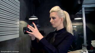 Grandi ta MIL op Her Toren na juguetes maron será Muda O&#039;Real di e ofisina, abou, na e e la i Veronica Avluv den e sala di e prizon río