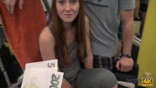 HUNT4K. વેશ્યા રોકડ માટે પરવાનગી આપે છે હન્ટર વાહિયાત તેમના GF ખાલી જિમ