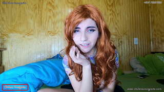 Meedchen gëtt aufgeregt virun engem Bildschierm