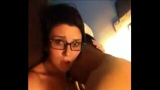 Jonge algu hasiendo sala