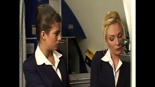 Похотливые шлюшки-стюардессы сосут коралы егетне шул баре