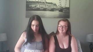 Pequeno vs peitos grandes de fumar cigarro