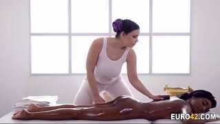 ���ੈਨੂੰ ਪਿਆਰ ਮੇਰੇ ਲੈਸਬੀਅਨ masseur ਦੇ ਵੱਡੀ ਚੂਚੀਆਂ