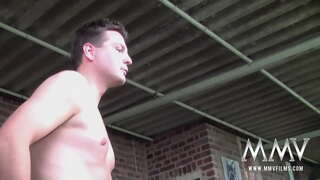 Menaloha swinger ao pigtails Nicole S massaging ny lehibe knockers, mbola minono roa fanindronana sy ny fahazoana facialized ao threesome